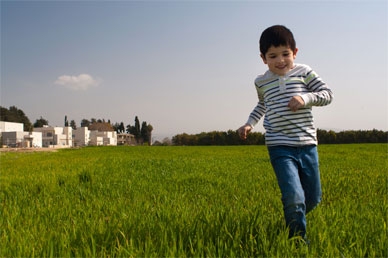 תמונה של ילד רץ בשדה